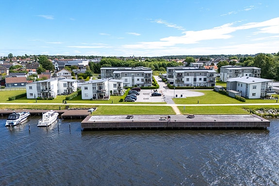 Leiligheten ligger i 1. etasje i en flermannsbolig tilhørende Borettslaget Elvebredden I, et veletablert borettslag med totalt 82 andeler. Leiligheten er beliggende i rolige og maritime omgivelser på Sellebakk