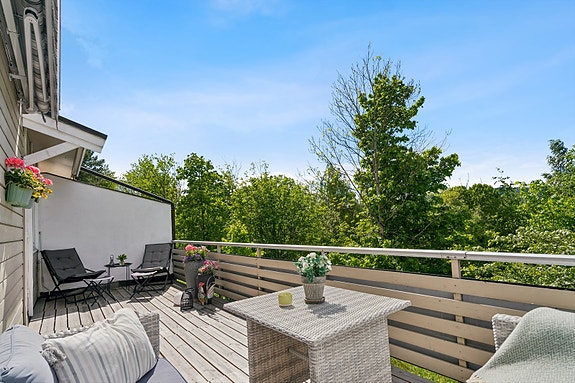 Den vestvendte terrassen i første etasje er på hele 16 m².