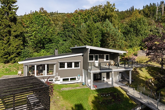 Velkommen til Tølløvstien 5 - en innholdsrik eiendom med boligen, anneks/ utleiehytte, flere garasjeplasser og et flott uteområde. Foto: Børge Halseth, Fotoavdelingen