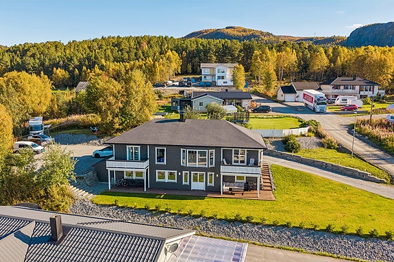 Innholdsrik enebolig over to plan fra 2008, vakkert plassert i landlige omgivelser i Rafsbotn.