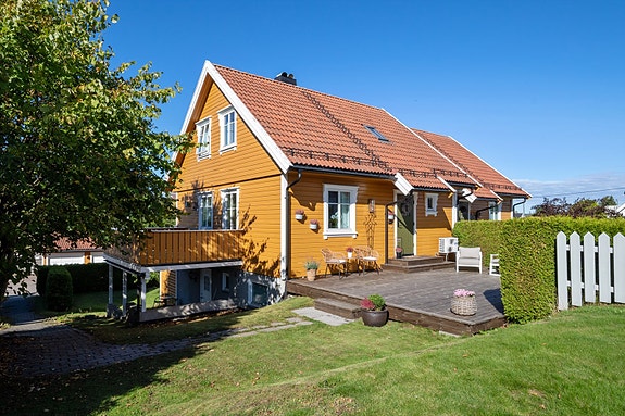 Drømmer du om en bolig hvor du kan nyte lange solrike dager, ha kort vei til sjøen og samtidig bo i et trygt og hyggelig nærmiljø? Da bør du ta en nærmere titt på dette innholdsrike og svært tiltalende enderekkehuset. Foto: BK Foto.