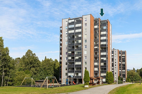 DNB Eiendom V/Richard Løyning Arntsen har gleden av å presentere Klyveåsen 7 - Leiligheten ligger i 12. etasje, som også er byggets toppetasje og har enkel adkomst med heis. Leiligheten er del av et trivelig borettslag med pent opparbeidede fellesarealer