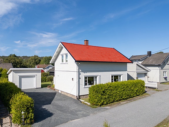 Kirkebyveien 6 er en sjarmerende og innholdsrik eiendom med enebolig, anneks og frittstående garasje.