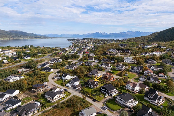 Boligen ligger suverent til med gode sol- og utsiktsforhold!