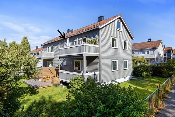 Velkommen til Jøssinggata 8 - en lys og hyggelig leilighet med peisovn, veranda og plass til å samle venner og familie.