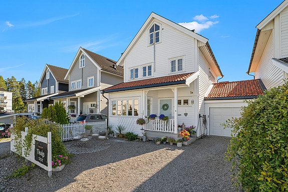 Velkommen til Travalleen 1B! Moderne og familievennlig kjedet enebolig fra 2006, med attraktiv og rolig beliggenhet på Nordbyhagen/Jessheim