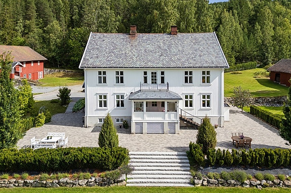 Fasade våningshus med opparbeidede uteområder sett fra vest. Foto: EFKT (Andreas Ellingsen)
