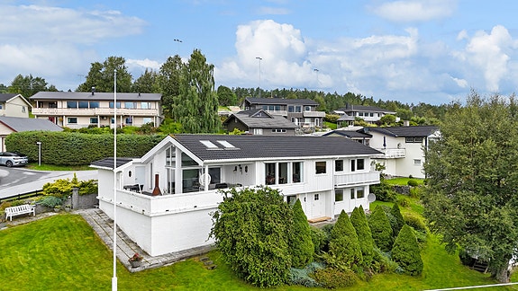 Velkommen til Bergåsen 1 - en romslig enebolig over to plan med flott beliggenhet på Ikornnes.