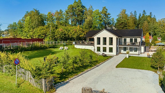 Velkommen til Halfdan Jønssons vei 5 - Et særpreget og eksklusivt hjem som kombinerer vakre designdetaljer med imponerende romfølelse - Presentert av Jan-Petter Solberg Hansen v/Nordvik Bærum. Foto: Tor Lindseth og Trond Walsø.