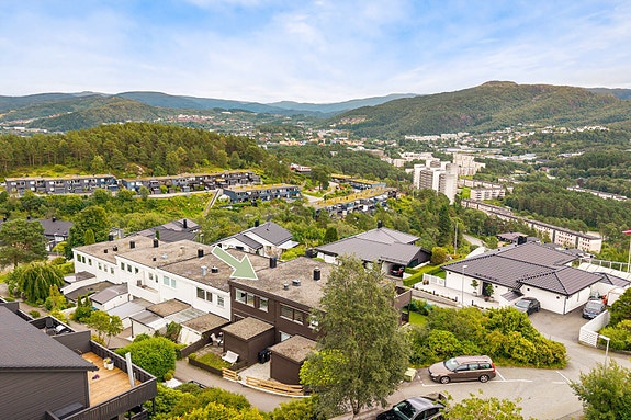 Velkommen til Myrdalskogen 214! Boligen har meget god og barnevennlig beliggenhet sentralt i Åsane. (Foto: Stian Inderhaug)