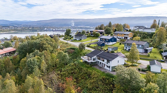 Et hjem for livet - en særegen og innholdsrik familiebolig med sjel, historie og fantastisk beliggenhet.