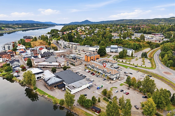 Velkommen til en stor og innbydende 2-roms loftsleilighet med svært sentral beliggenhet midt i Sundet, sentrum i Eidsvoll.