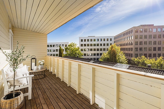 Stor sydvestvendt balkong på 10 m²