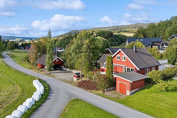 Lundskammen 3 er en sjelden mulighet for deg som ønsker en bolig med personlighet, arkitektoniske kvaliteter og omgivelser som er skapt for et moderne familieliv.