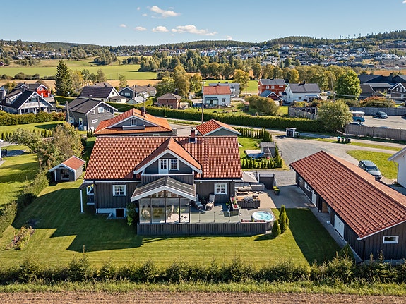 Velkommen til Stasjonsveien 48 B! En familievennlig og pen enebolig med innredet hybel . (Foto: Svein Michaelsen).