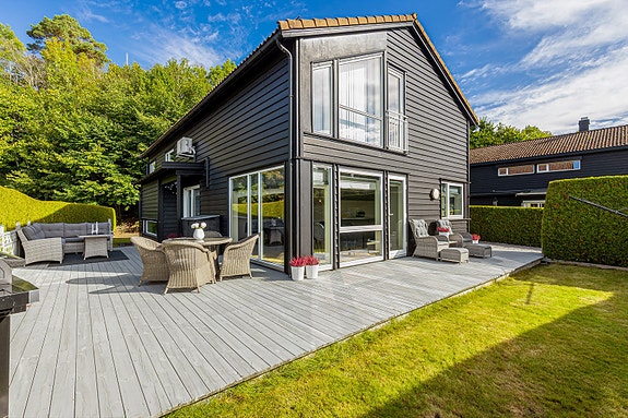 EiendomsMegler1 ved Jørgen Thorkildsen ønsker velkommen til Bokfinkvegen 13! Meget tiltalende familiebolig med 4 soverom, 3 stuer og 2 bad | Terrasse på ca. 61 m² | Garasje | Usjenert på Flåtten Foto Inbovi