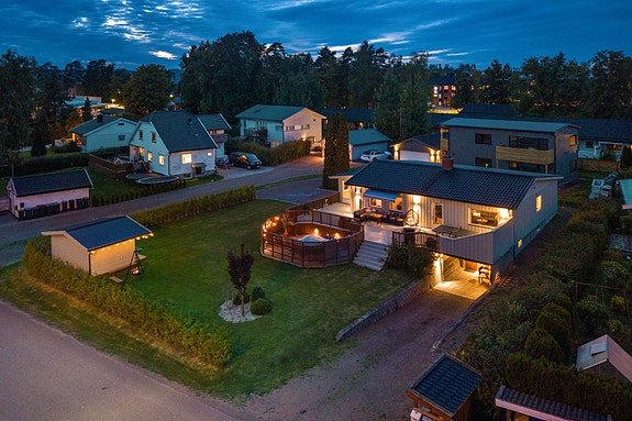 Velkommen til denne supre eiendommen beliggende i et rolig, men sentralt boligområde på Ås/Sem i Tønsberg!