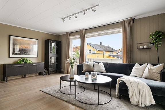 Aktiv Eiendomsmegling v/ Marius Kvalvik har gleden av å presentere Brundalen 11R - en innbydende 3-roms leilighet med god planløsning, delvis åpen stue- og kjøkkenløsning og to soverom.