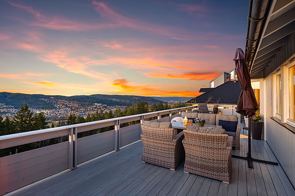 Velkommen til denne velholdte eneboligen på Hallermoen, praktfullt plassert med panoramautsikt over Drammen. Foto: Knipzet ved Lars Magnus Strøm