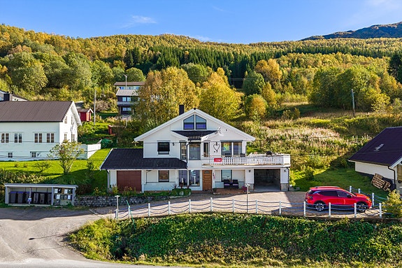 Aktiv Finnsnes presenterer Trollvikveien 199! Stor og innholdsrik familiebolig i Trollvika med flere soverom og integrert garasje med elbil-lader. Foto: Steffen Fossbakk.