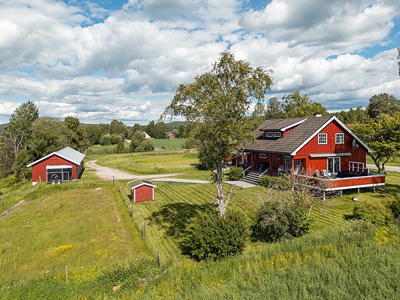 Aktiv Eiendomsmegling v/Kenneth Sverre har gleden av å presentere Nyveien 1307! Foto: Svein Michaelsen.