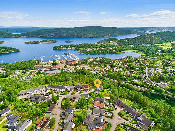 Velkommen til Tempelveien 112 på Sætre. Beliggende i etablert og barnevennlig boligområde.