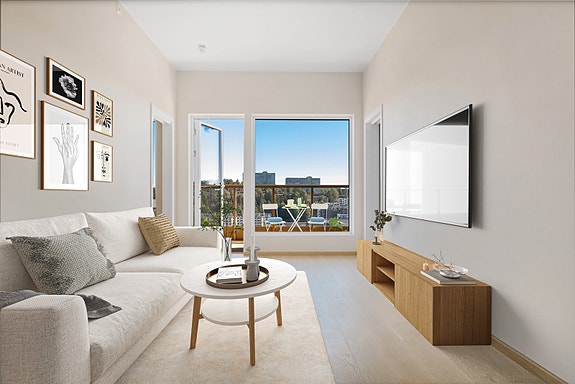 Vindusflatene slipper inn rikelig med naturlig lys, og fra stuen er det direkte utgang til en østvendt balkong på hele 13 m² med panoramautsikt.