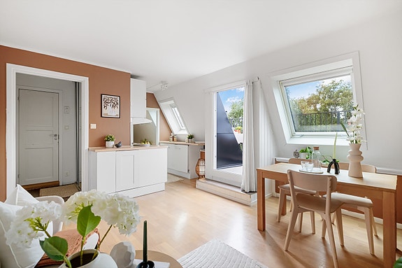 Velkommen til Briskebyveien 48! Toppleilighet beliggende på populære Uranienborg med takterrasse og heis. Foto: Rullende fotograf AS ved Øivind.