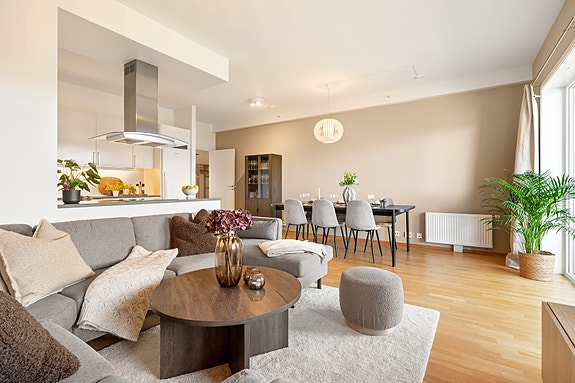 Velkommen til Tastatunet 60, en lys og innbydende 3-roms andelsleilighet i 3. etasje.