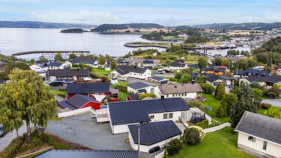 Boligen ligger fint til med kort vei til flere lekeplasser, barnehage, barneskole og Nesseguttbanen mm.