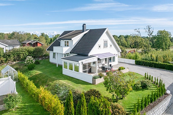 Robert Hoff v/EIE Tønsberg ønsker velkommen til
Gipøveien 26 B
Foto: Nils
Kavlie-Borge.