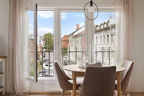 Velkommen til Briskebyveien 74 presentert av Peter Björklund og Anders Myren Røste (Foto: Bente Elvebredd v/ Eiendomsfoto AS)