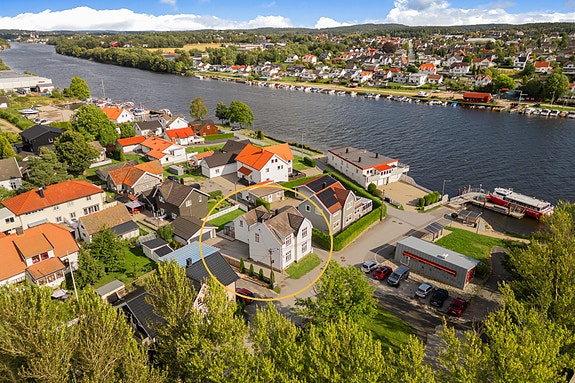 Velkommen til Dr. Opsands vei 32 - romslig familiebolig med klassiske detaljer.