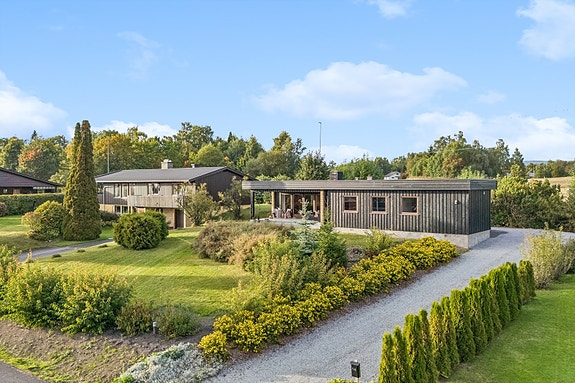 Velkommen til Torstingbuvegen 14! Romslig enebolig på en eiertomt på ca. 1 033 m², med etablert hage, gode utearealer og frittstående garasje.