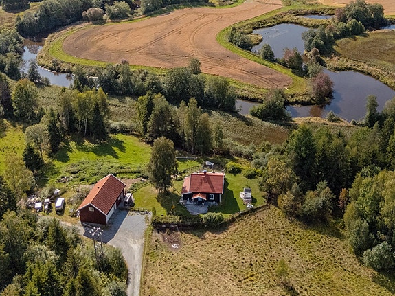 Her bor du omkranset av skog og kulturlandskap på alle sider. I tillegg har du utsikt til en elv rett nedenfor eiendommen som renner ut i Skullerudsjøen.