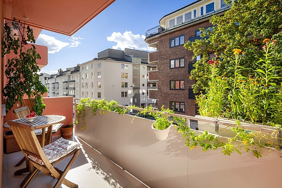 Velkommen til Jens Bjelkes Gate 64B! Foto: Rekyl foto Andreas Nilsen Gjennomgående 3-roms andelsleilighet med nordvestvendt balkong og nytt baderom!