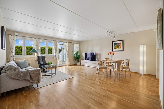 Velkommen til Ankerskogvegen 2B - En meget velholdt, gjennomgående og pen 3-roms leilighet med stor markterrasse og garasje. Foto: EFKT. Fotograf: Bente Nijora Aalberg