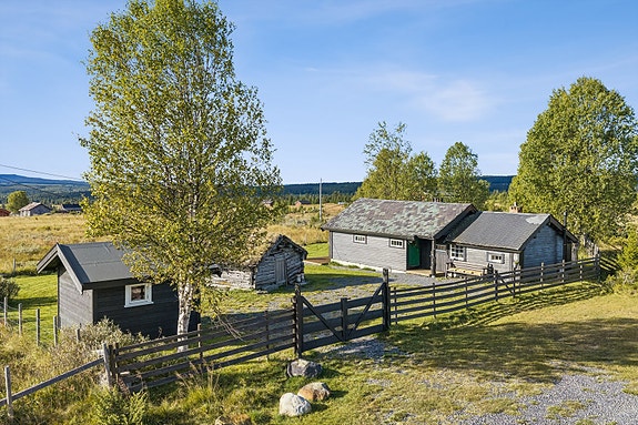 Velkommen til Tisleivegen 331, en koselig hytteeiendom med flott beliggenhet på Hermanstølen. (Foto: EFKT v/Tor Solberg)