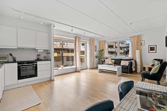 Velkommen til Bergerveien 3 - 3-roms selveierleilighet med smart planløsning - Garasjeplass - Stor bod i kjeller - Felles takterrasse - Bra solforhold - Nærhet til alt! Kontakt megler ved behov for Privatvisning på 47 65 49 93