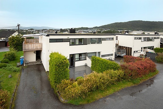 EiendomsMegler 1 v/Ole-Marius Heggstad presenterer Myrvang 1 - En Innholdsrik og tiltalende 2-mannsbolig beliggende i barnevennlig område. | Foto: JC eiendomsfoto