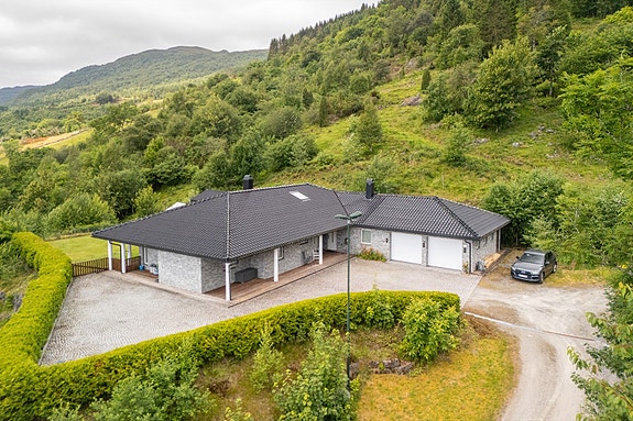 Velkommen til Gilavegen 51! Presentert av Eiendomsmegler 1 v/Tonje Krakk. Foto: Fotoyoon