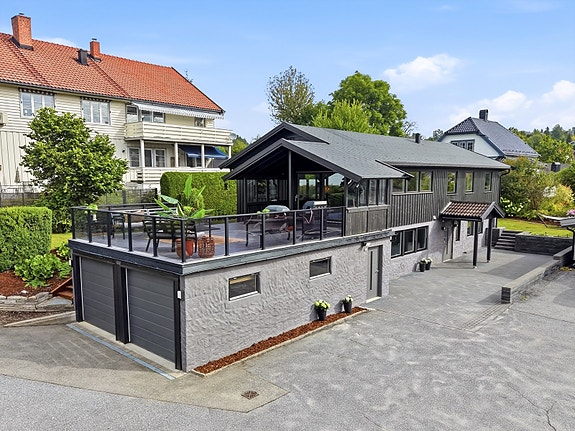 Velkommen til Rømckes vei 3A! Attraktiv enebolig med dobbelgarasje i gangavstand fra Sentrum.