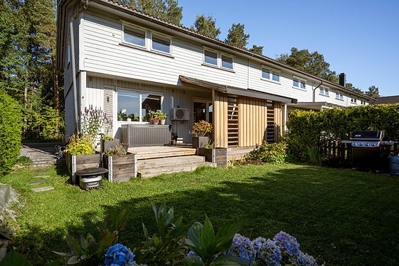 Velkommen til Prestmåsan 13D - Et meget lekkert og innbydende enderekkehus over 2 etasjer med en familievennlig og praktisk planløsning.