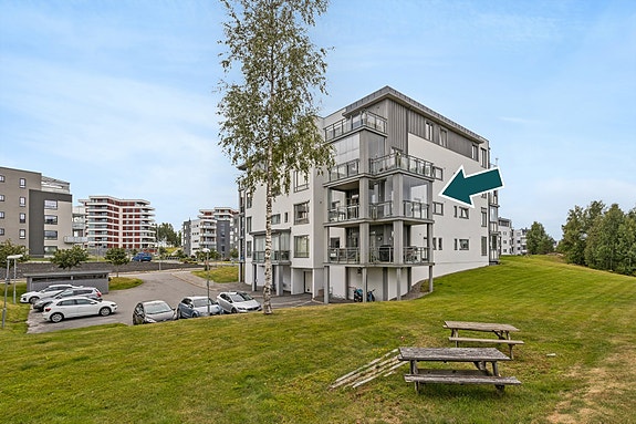 Pen 3-roms eierleilighet fra 2007 med stor, innglasset balkong og garasjeplass med elbillader i et barnevennlig område.