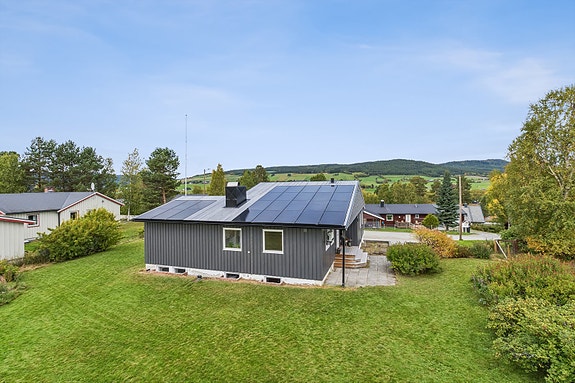 Innholdsrik enebolig over to plan med vannbåren varme fra bergvarmepumpe og nytt tak i 2024 med solcelleanlegg.