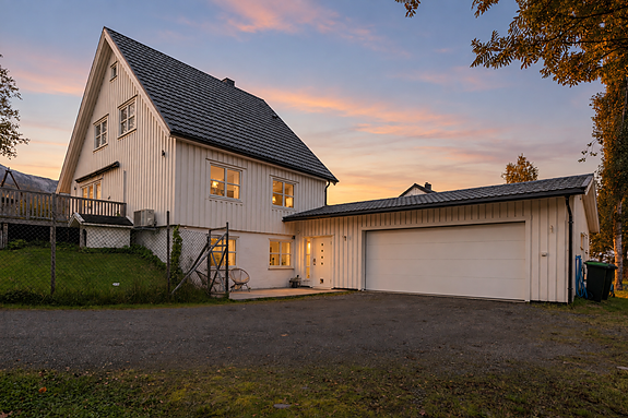 Velkommen til Granvegen 3! Foto: EFKT Kveldslys illustrert ved hjelp av KI.