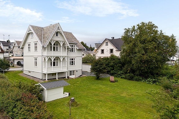 Velkommen til Parkveien 9! En majestetisk villa fra 1914, med vakre utskjæringer og tidstypiske detaljer som gir boligen et unikt uttrykk. Foto: Hanna Linnea Kristensen