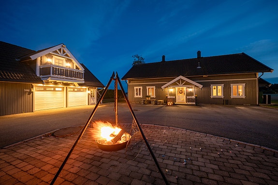 Eiendommen er beliggende i et etablert boligområde mellom Løken og Hjellebøl. Omgivelsene er landlige og fredfulle, med flotte turmuligheter i skog og mark.