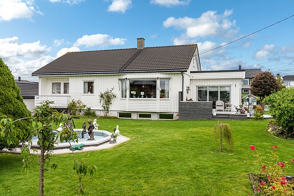 Velkommen til Stølavegen 23. Innholdsrik enebolig over tre plan. Foto: Vestbris