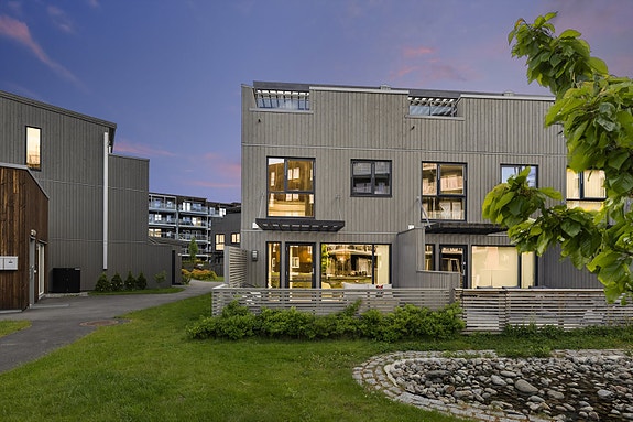 Velkommen til Romsaas Allé 15C, et innholdsrikt enderekkehus over 3 plan og gode utearealer! Foto: Mads Karlsen/Shuttr